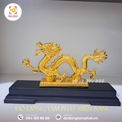 Tượng rồng cầm ngọc bằng đồng mạ vàng