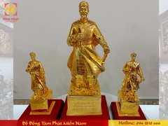 Tượng Trần Quốc Tuấn chỉ tay bằng đồng mạ vàng 24K