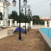 Cột đèn trang trí khuôn viên sân vườn, biệt thự cao 4.5m mẫu DC07 tay đèn hoa văn 1 nhánh chùm CH09-1 đầu đèn lồng vuông, mã số ZCV-3322 zalaa