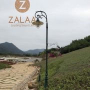 Cột đèn trang trí khuôn viên sân vườn, biệt thự cao 4.5m mẫu DC07 tay đèn hoa văn 1 nhánh chùm CH09-1 đầu đèn lồng vuông, mã số ZCV-3322 zalaa