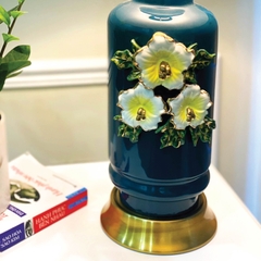 Đèn bàn thân sứ đắp hoa nổi cao cấp 8903