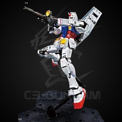 MG 1/100 THE GUNDAM BASE LIMITED RX-78-2 GUNDAM VER 3.0 (TITANIUM FINISH)