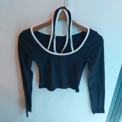 Áo croptop tay dài cổ yếm đen A6398