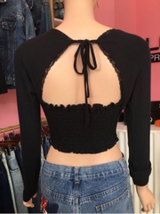 Áo croptop tay dài hở lưng đen A6401