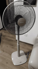Quạt cây đứng Panasonic F409KBE màu be