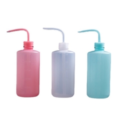 Bình tia nhựa 500 ml vòi cong màu hồng