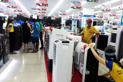 Sắp nắng nóng 40 độ, người dân đổ xô mua điều hòa, quạt điện giá siêu 'hời'