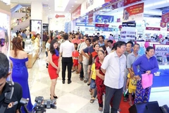 Sắp nắng nóng 40 độ, người dân đổ xô mua điều hòa, quạt điện giá siêu 'hời'