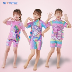Đồ bơi bé gái liền thân tay ngắn bao gồm nón bơi họa tiết kỳ lân