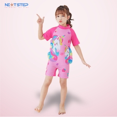 Đồ bơi bé gái liền thân tay ngắn bao gồm nón bơi họa tiết kỳ lân
