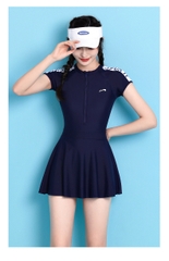 Đồ bơi nữ liền váy tay ngắn Yuke màu đen basic, phối chữ vai cá tính, khóa kéo trước tiện lợi