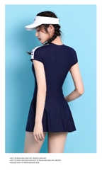 Đồ bơi nữ liền váy tay ngắn Yuke màu đen basic, phối chữ vai cá tính, khóa kéo trước tiện lợi