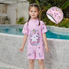 Đồ bơi bé gái liền thân tay ngắn bao gồm nón bơi họa tiết kỳ lân