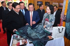Thủ tướng Chính phủ Phạm Minh Chính thăm khu trưng bày và dành lời khen cho sản phẩm DeSilk
