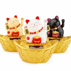 Mèo phong thuỷ thần tài ngồi trên thỏi vàng