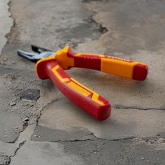 Kìm răng cách điện 8inch/200mm Total THTIP2181