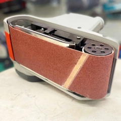 Máy chà nhám băng 1200W DCK KST610