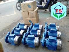 Thợ sửa máy bơm nước