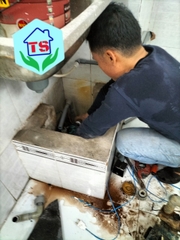 thợ sửa máy bơm nước