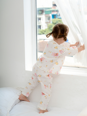 Bộ dài thỏ và hoa vàng