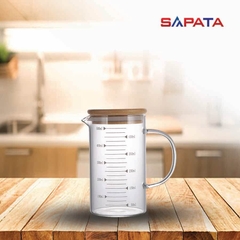 Ca lường thủy tinh có quai 500ml nắp tre - SAPATA