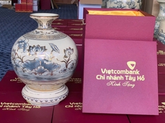 Bình Hút Lộc Hoa Sen In Logo Và Chữ Cao 29cm Gốm Chu Đậu Vẽ Vàng