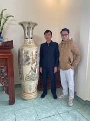 Lục Bình Tứ Cảnh Sơn Thuỷ Cao 1,82m Gốm Chu Đậu Vẽ Vàng