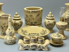 Bộ Đồ Thờ Hoạ Tiết Hoa Sen Cho Ban 1,53m - 1,57m Gốm Chu Đậu Vẽ Vàng