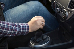 Có cần thiết sử dụng bọc da tay nắm cần số không?