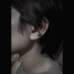Khuyên tai 3 skull đá đen  KTG122212