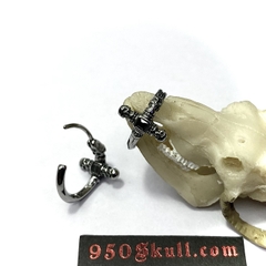Khuyên tai 3 skull đá đen  KTG122212