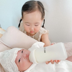 Bình sữa Thủy tinh tráng silicon Moyuum - 240ml - Kèm núm 2