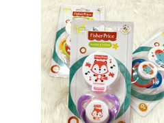 Set 2 núm ti giả silicone kèm dây đeo kẹp áo FISHER PRICE bé từ 0M+