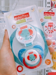 Set 2 núm ti giả silicone kèm dây đeo kẹp áo FISHER PRICE bé từ 0M+