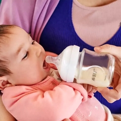 Bình sữa thủy tinh Philips Avent Natural cổ rộng mô phỏng tự nhiên 120ml (SCF671/13)