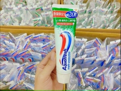 Kem đánh răng Aquafresh hương bạc hà/trà xanh 160g