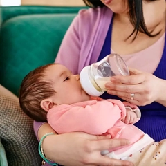 Bình sữa thủy tinh Philips Avent Natural cổ rộng mô phỏng tự nhiên 120ml (SCF671/13)