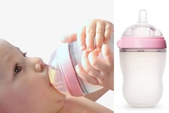 Bình sữa silicone Comotomo 250ml màu hồng cho bé từ 3M+