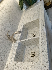 chậu rửa nguyên khối đá solid surface màu terrazo