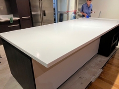 Đá solid surface Himacs P001 Perna White ốp mặt bếp
