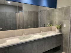 Đá solid surface màu vân ốp mặt lavabo dự án BMW Bình Dương