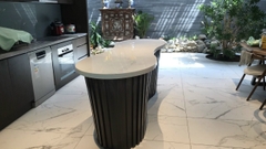 Bàn đảo bếp đá solid surface vân mây