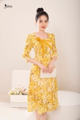Đầm hoa ngực cách điệu màu vàng