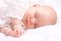 Cách giúp bé sơ sinh ngủ ngon và khỏe mạnh trong những ngày nắng nóng