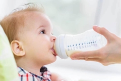 Kinh nghiệm đổi sữa cho trẻ sơ sinh vô cùng hữu ích với các mẹ