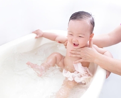 Tắm cho bé sơ sinh như thế nào là đúng?