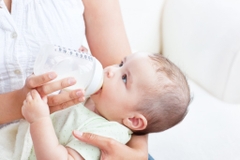 Bình sữa và núm vú cho bé – các quy tắc quan trọng mẹ không nên bỏ qua