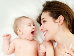 Mẹ bỉm nên biết: Cách chơi và tương tác với bé sơ sinh