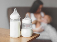 Các loại sữa cho bé: sữa mẹ, sữa công thức
