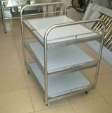 Xe đẩy thức ăn đến các phòng